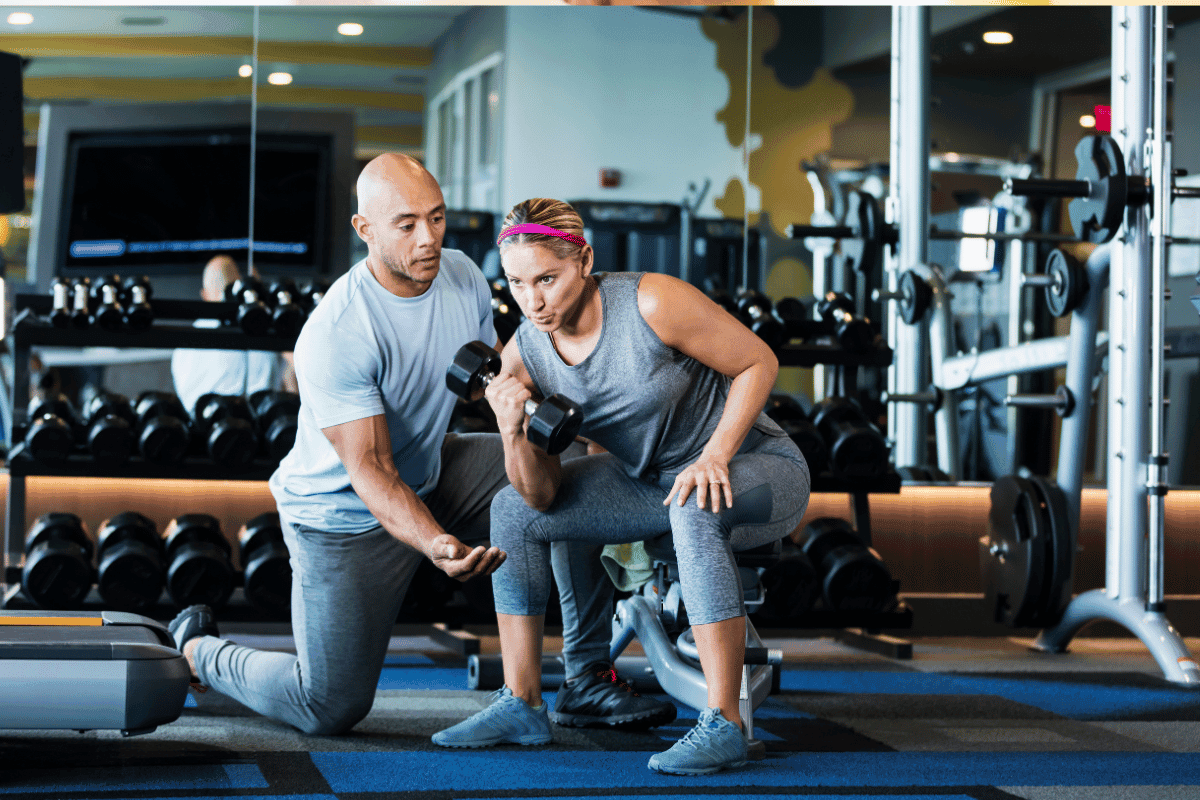 Trainer unterstützt Kunde